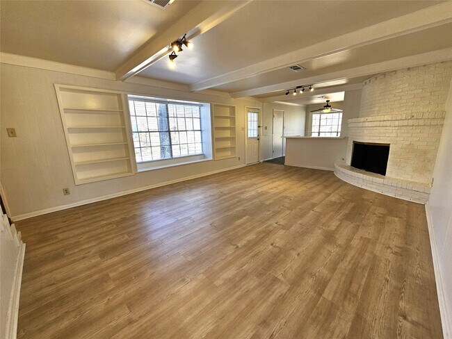 Building Photo - 347 Forest Lake Dr