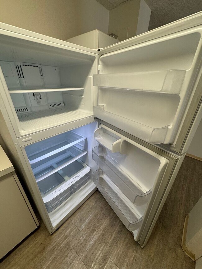 Building Photo - Large 2/2 Waikiki Condo with Parking, Lanai, A/C & W/D in unit!