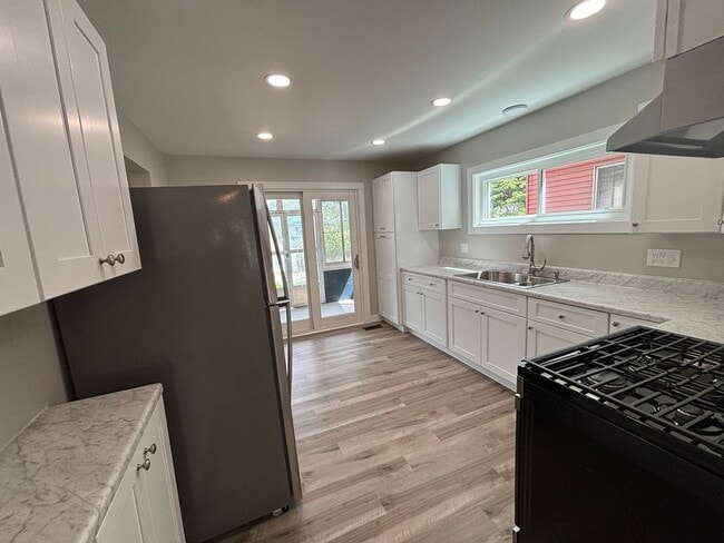 Building Photo - Beautiful 3 Bedroom 2 Bathroom Home in Bea...