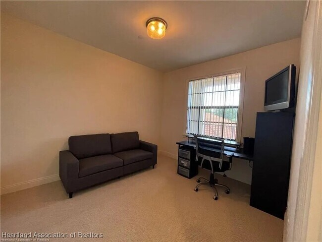 Building Photo - 2351 Lakeview Dr