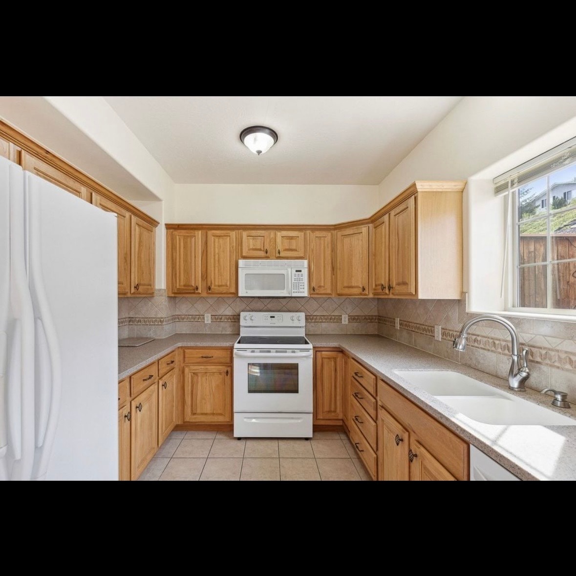 Building Photo - 825 Crestmont Way