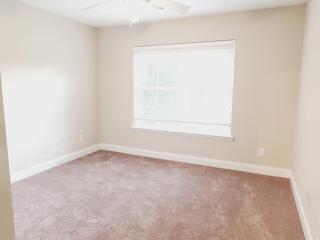 Building Photo - 21 Hill Rd