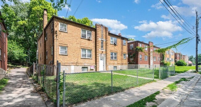 Building Photo - 1640 Anita Pl