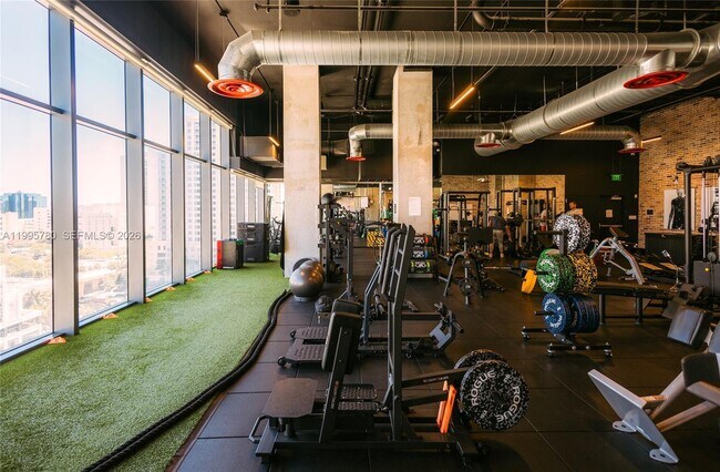 Building Photo - 221 SW 1st Ave