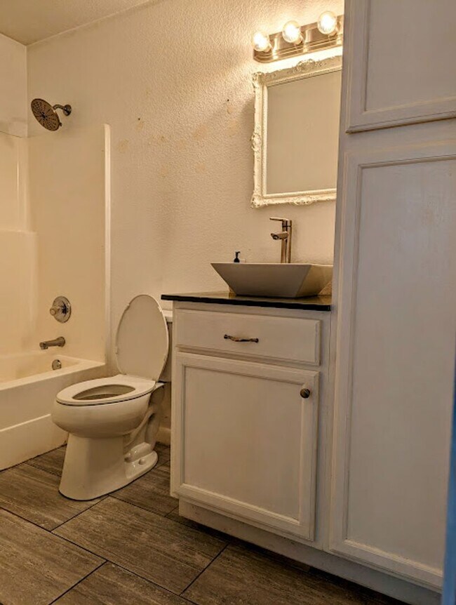 Building Photo - Adorable 3 BD 1 BA House 5 Min to Downtown Springdale