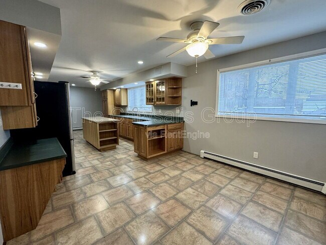 Building Photo - 141 E Walnut St