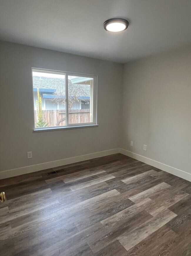 Building Photo - Large Single Level 4 Bedroom 2 Bathroom Home located in Northeast Rohnert Park