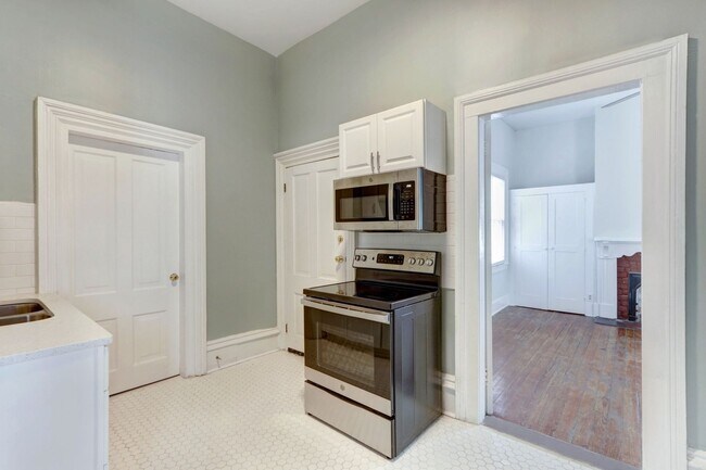 Building Photo - Large Two Bedroom Apartment - Lots of Hist...