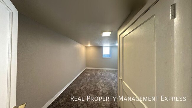 Building Photo - 816 S Glendale Ave
