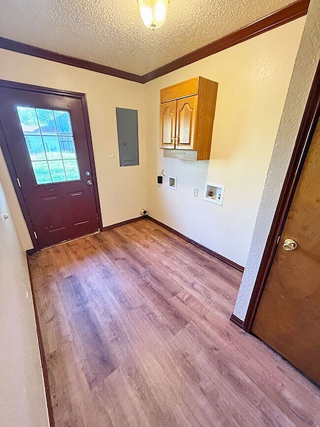 Building Photo - Nice 3 Bdrm 2 Bath Home in Decatur Texas