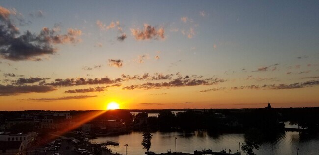 Building Photo - 215 E Pleasant St