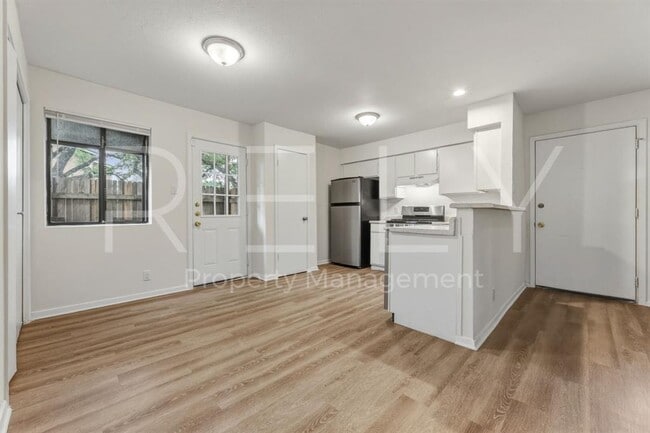 Building Photo - 302 Algerita Dr