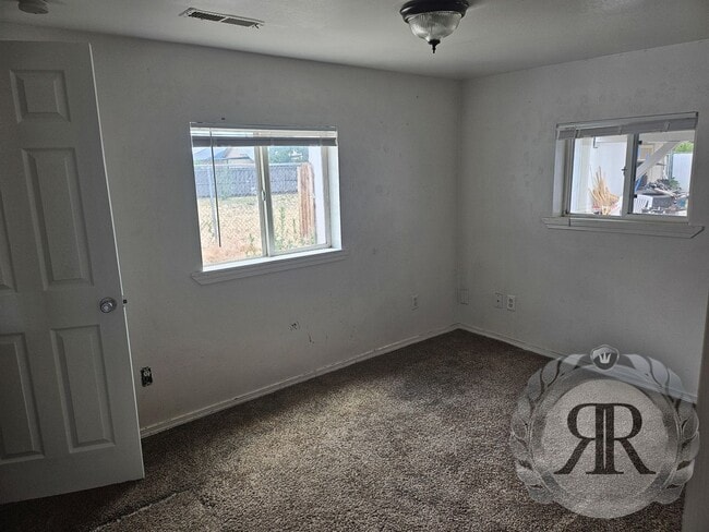 Building Photo - 2 Bedroom 1 Bathroom Home
