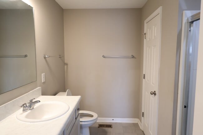 Building Photo - 1899 Lakecrest Dr