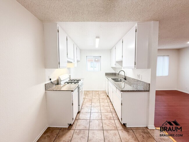 Building Photo - 221 W Elm Ave