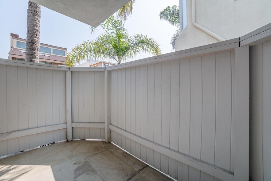 Building Photo - 1107 Loma Dr