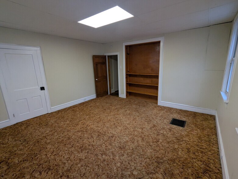 Building Photo - 2679 Riverside Dr