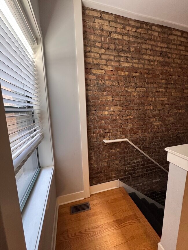 Building Photo - 941 E 54th Pl