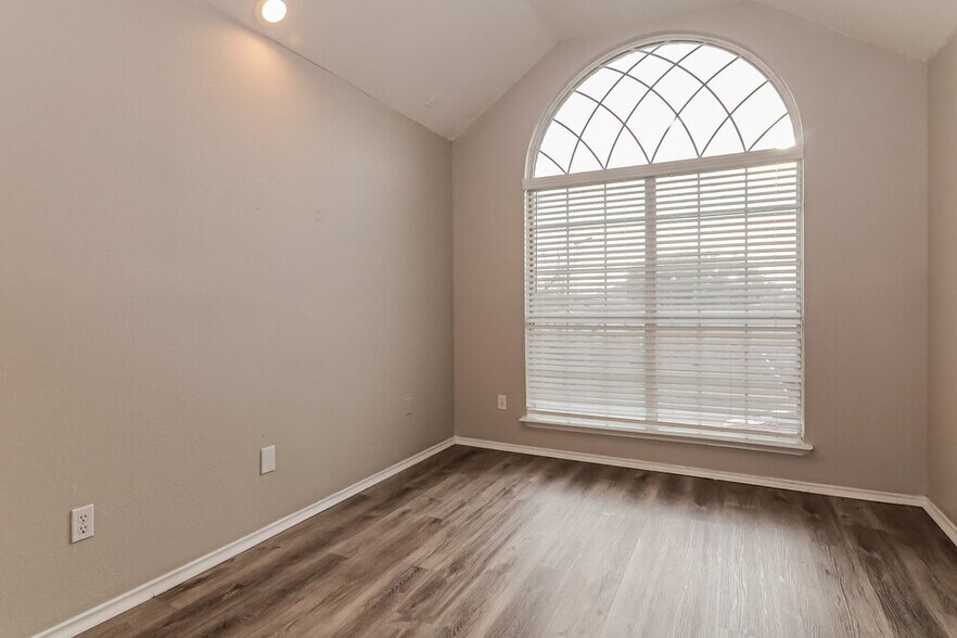 Building Photo - 2840 Helen Ln