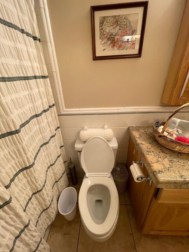 Hall Bath - 23437 Vanowen St