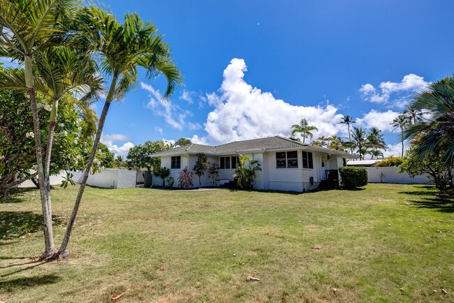 Building Photo - Mid-century modern Kalaheo Ave. Beach side...