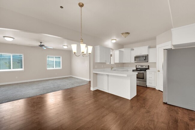 Building Photo - 1823 N Crest Rd