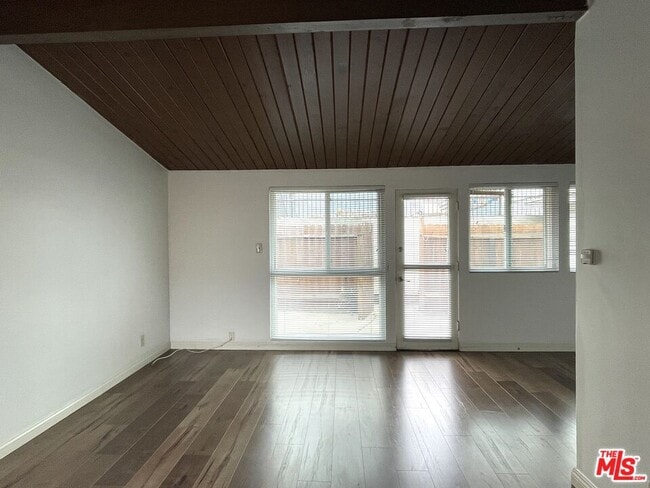 Building Photo - 4419 W Rosecrans Ave