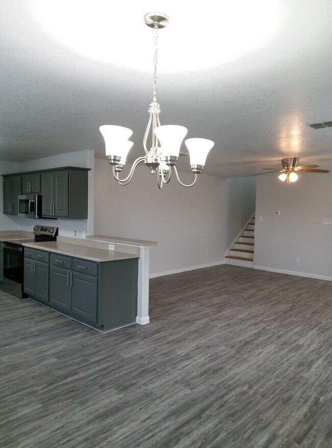 Building Photo - Beautiful and Spacious 4bedroom/2bath Home