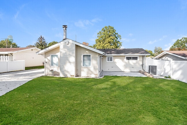 Building Photo - 8975 Cambridge Dr