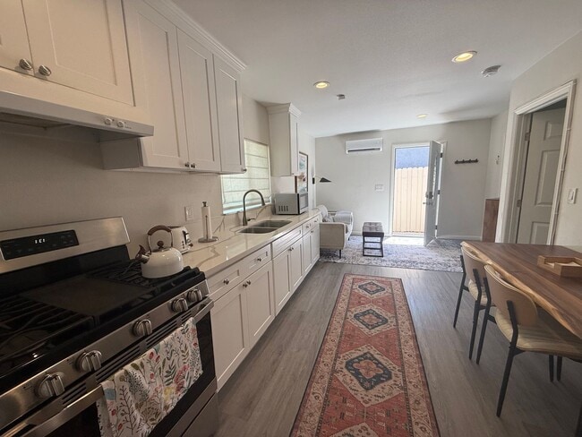 Building Photo - 1 bed, 1 bath ADU with private yard and laundry