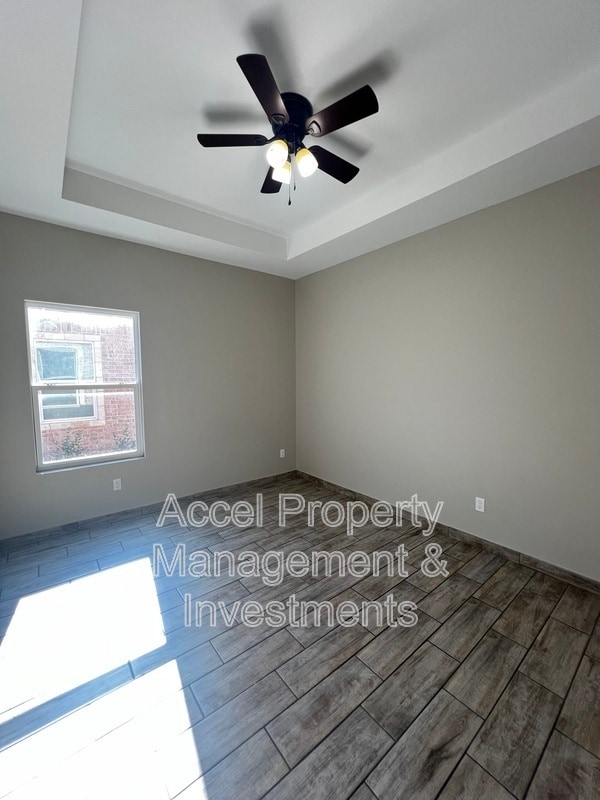 Building Photo - 1327 W Garfield Ave