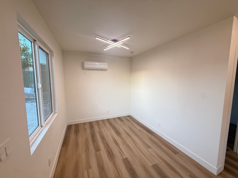 Building Photo - 1012 W Vesta St