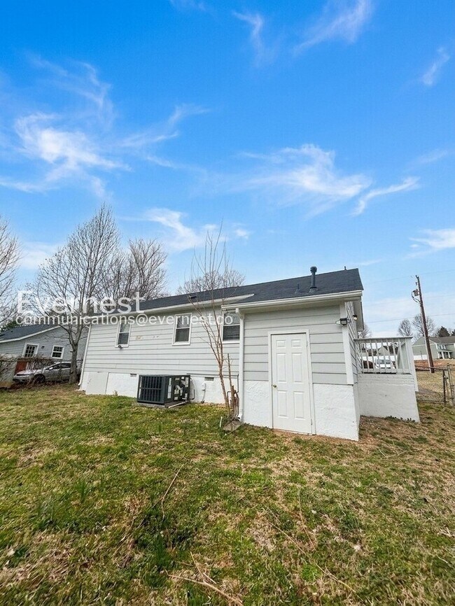Building Photo - 3 Bed, 1.5 Bath Home with Fenced Yard / Pet-Friendly / Available Now!