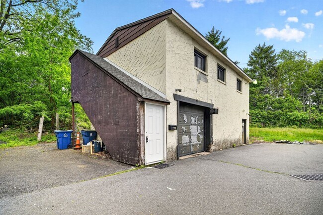Building Photo - Glen Roc Shopping Center (172-252 Scotch Rd Ewing, NJ 08628)