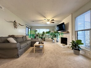 Building Photo - 3200 Lynnhaven Dr
