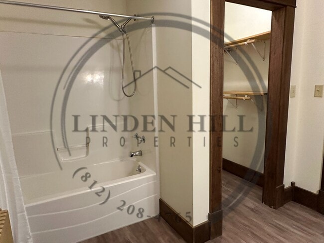 Building Photo - One Bedroom Apartment - All Utilities Paid