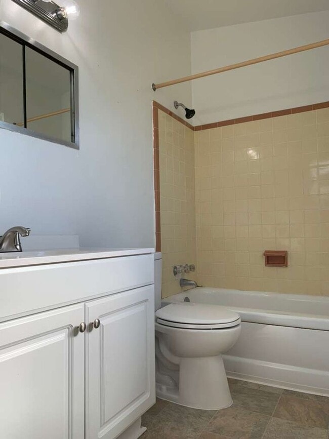 Building Photo - Light and Bright Two Bedroom Duplex in Gul...