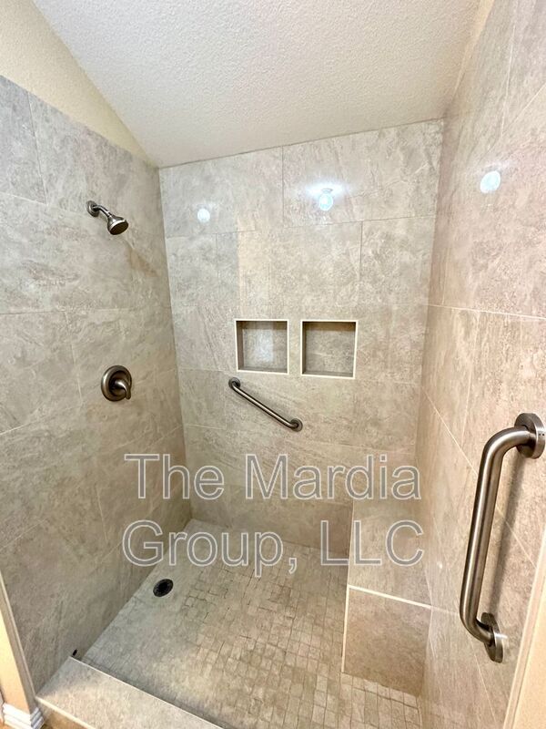 Building Photo - 221 Creekwood Dr