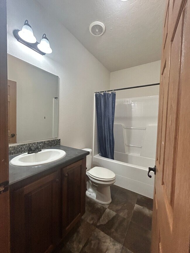 Building Photo - 3 Bed, 2 Bath Home on 5 Acres – Florence, ...