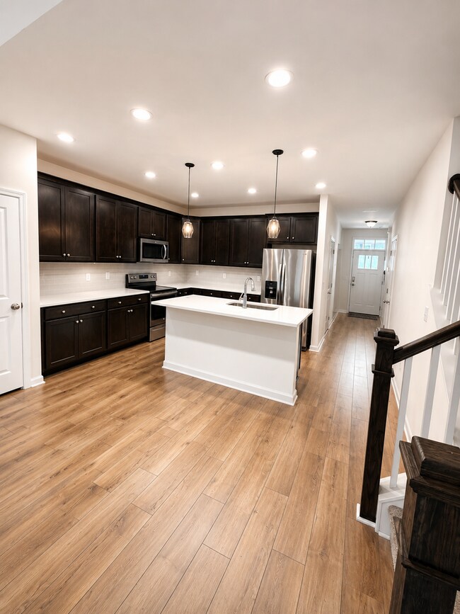Building Photo - Beautiful 3 Bed / 2.5 Bath Townhome in Foxbank Plantation