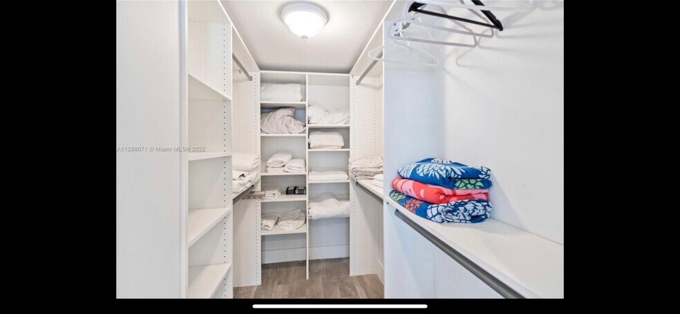 Building Photo - 400 S Pointe Dr