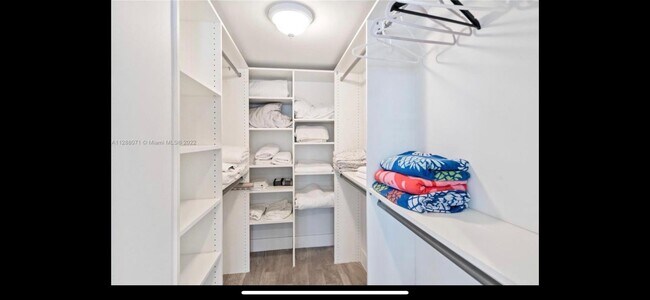 Building Photo - 400 S Pointe Dr