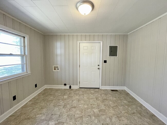 Building Photo - 3 Bed, 1 Bath Nest In Raeford