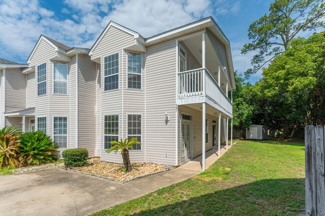 Primary Photo - 17 Chatelaine Cir SE