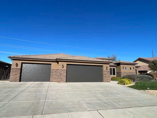 Building Photo - Beautiful Bridal Gate Estates - FIVE CAR GARAGE!!
