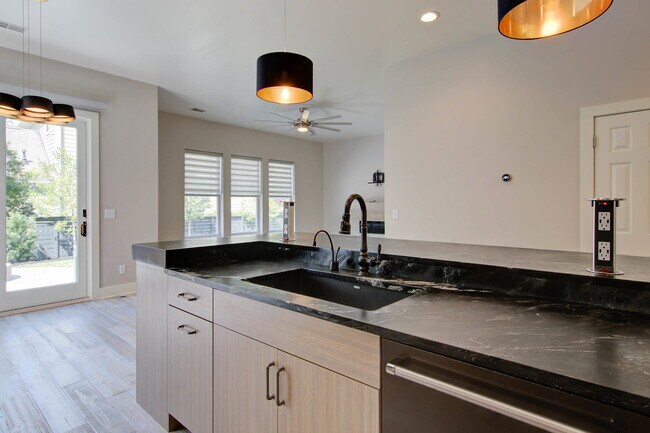 Building Photo - 2217 Daniel Island Dr