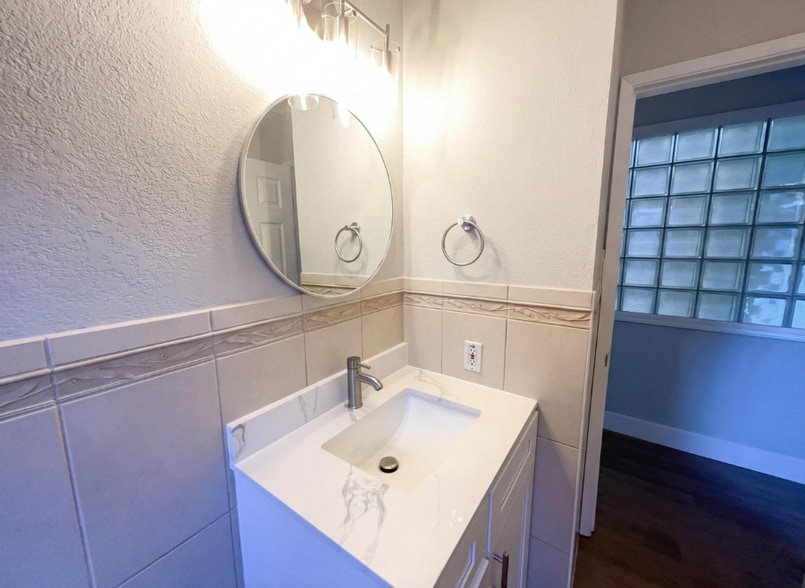 Building Photo - 2361 Oakmont Dr