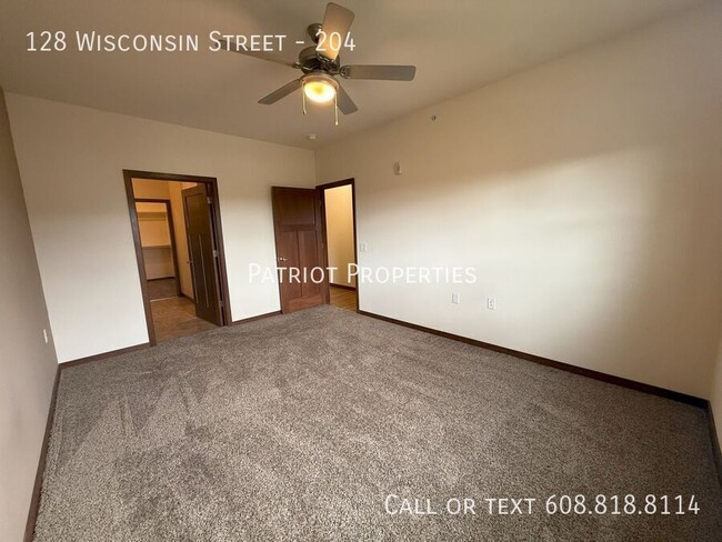 Building Photo - 128 Wisconsin St