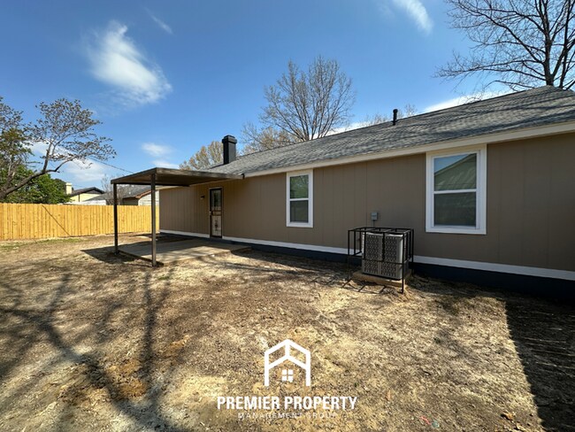 Building Photo - Newly Renovated 3BR/2BA in 38141 | Vaulted Ceilings, Fireplace & Fenced Yard