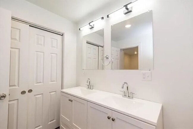 Building Photo - Brand New 4 Bedroom / 3.5 Bathroom Townhom...